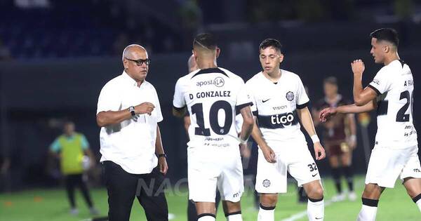 La Nación / Arce, picante con la prensa e hinchas