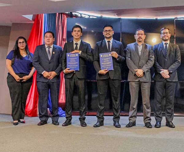 Egresados de la UPE presentan innovador proyecto de estación de carga solar para bicicletas eléctricas | DIARIO PRIMERA PLANA