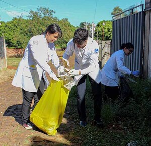 Alumnos y docentes de la UPE realizan minga ambiental en Presidente Franco | DIARIO PRIMERA PLANA