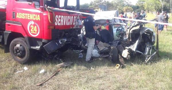 La Nación / Fallece adolescente en choque entre automóvil y grúa