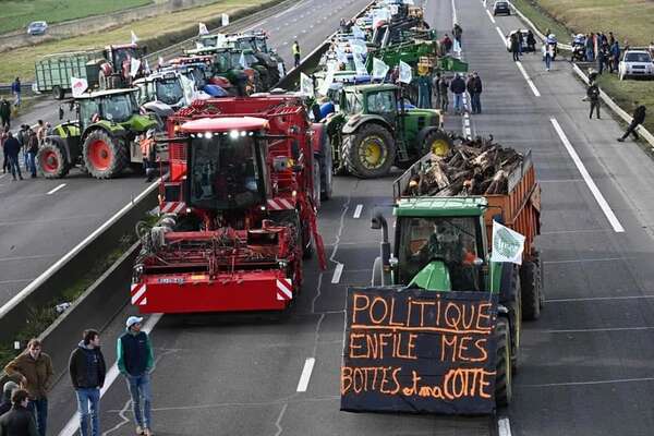 Agricultores franceses “cercan” París - Mundo - ABC Color