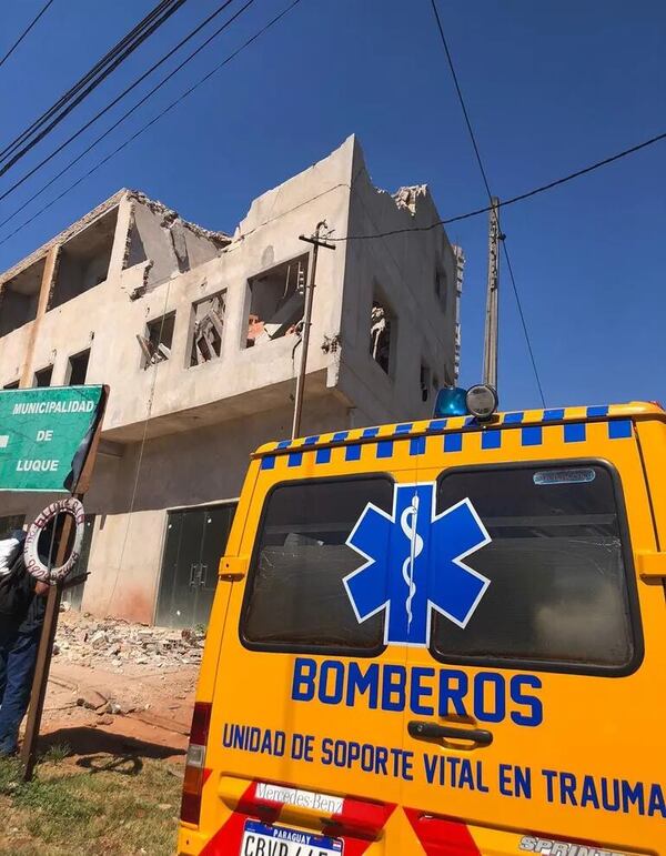 Reportan derrumbe de edificio con personas atrapadas - Nacionales - ABC Color