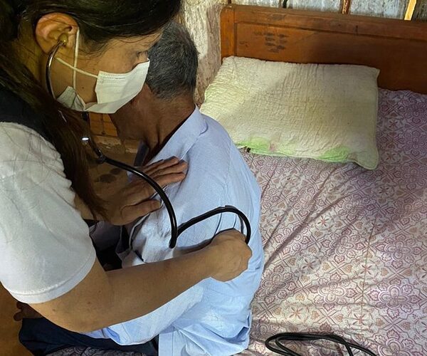 Asisten a paciente con dengue en O´Leay