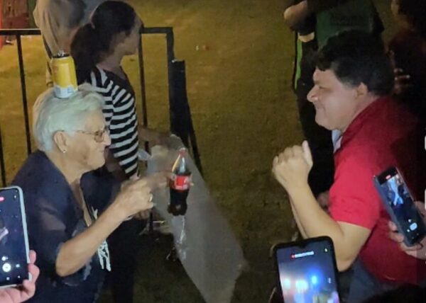 (VIDEO)Doña causó furor con su baile de la latita en fiesta de Itá