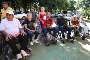 Itaipú entregó sillas de ruedas y equipos de apoyo en Alto Paraná como parte de su programa social