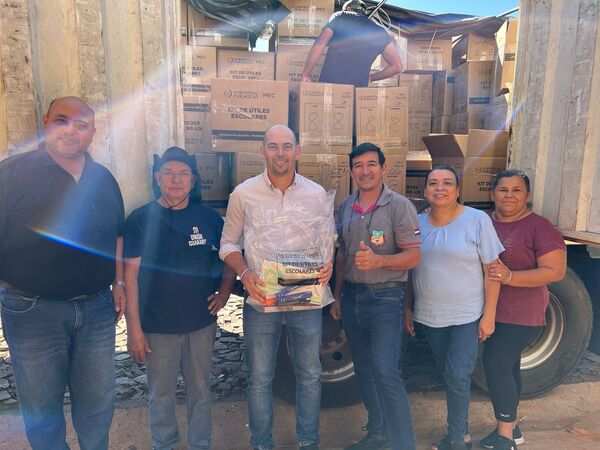 Instituciones reciben kits escolares en Cambyreta