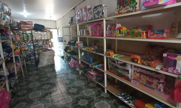 Hurtan motor de lancha, ropas y mochilas