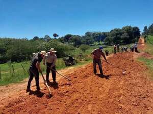 Pobladores arreglan caminos vecinales con azada ante la desidia de autoridades nepomucenas - Nacionales - ABC Color