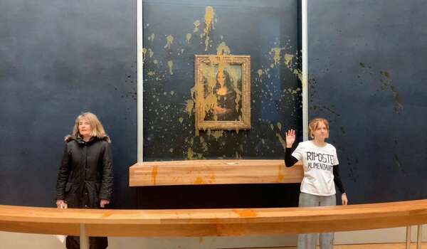 Activistas atacan al cuadro de la Mona Lisa