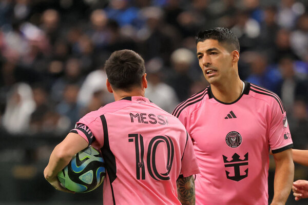 Versus / El Inter Miami pierde ante Al-Hilal con los primeros goles de Suárez y Messi