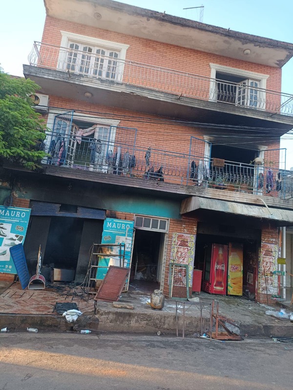 Incendio acaba con dos locales de una familia trabajadora en Villarrica - trece