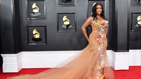 SZA, la artista más nominada de los Grammy 2024, actuará en la gala de los premios