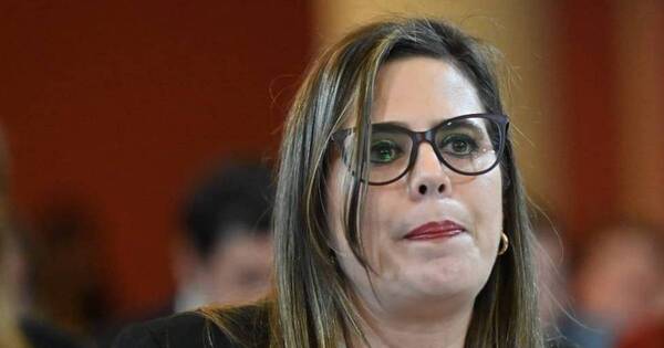 La Nación / Piden investigar a Kattya por avalar asistencia de funcionaria que estaba en Miami