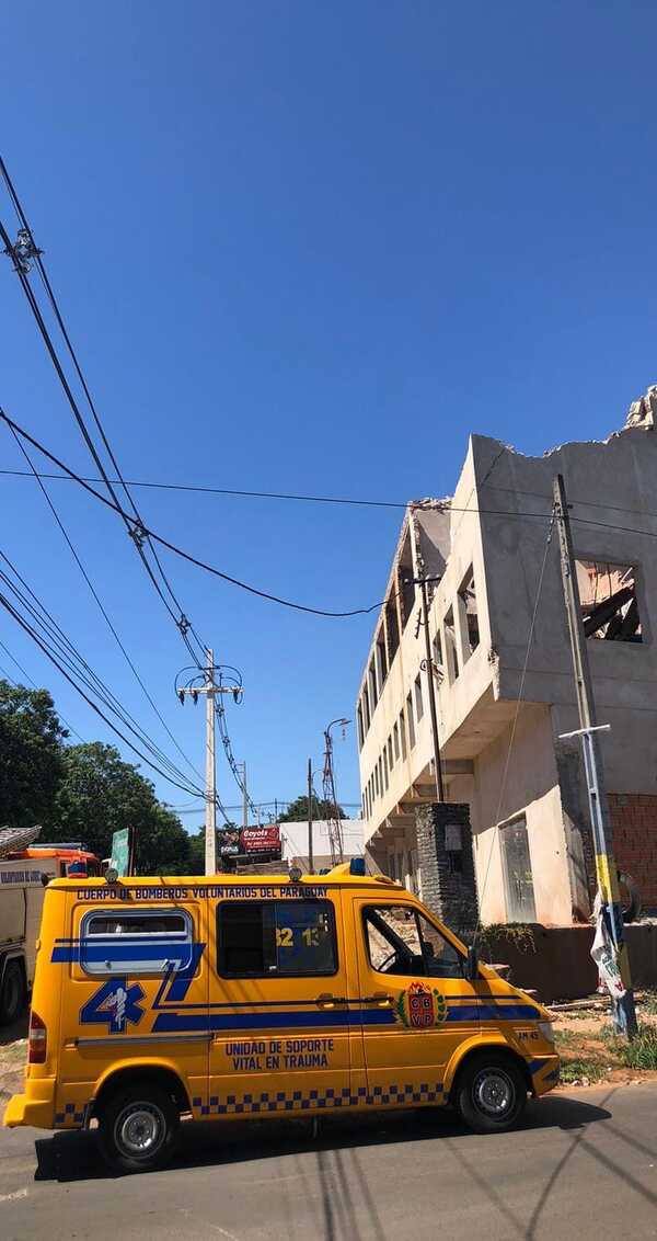 Pared de un edificio en construcción cayó, dos obreros heridos, pero están fuera de peligro | 1000 Noticias
