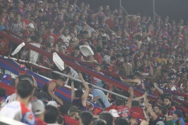 ¡La violencia le gana al fútbol! Cerro-2 de Mayo, suspendido por violencia extrema - Radio Imperio 106.7 FM
