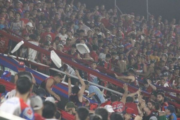¡La violencia le gana al fútbol! Cerro-2 de Mayo, suspendido por violencia extrema