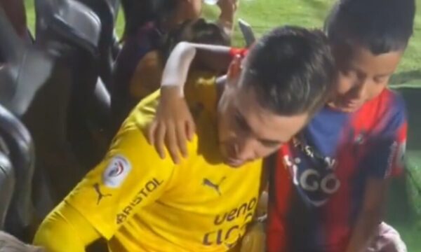 Jean Fernandes furor porque actuó de bombero y consoló a los niños