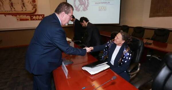 La Nación / Guatemala: fiscal se retiró antes de tratar ataques contra mandatario
