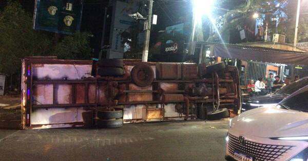 Diario HOY | Quiso hacer un giro en la rotonda y acabó volcando: camión sufre aparatoso accidente