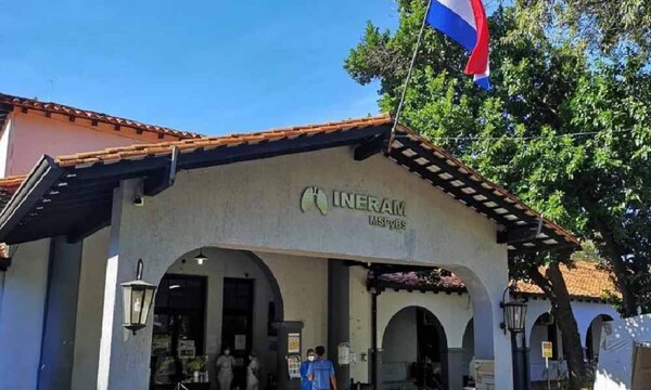 Cielorraso del Ineram cede ante humedad y cae al lado de un paciente en Terapia – Prensa 5