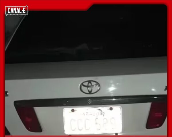 MUJER ESTABA PIDIENDO MONEDAS CON SU HIJO Y UN AUTO LOS ARROLLÓ