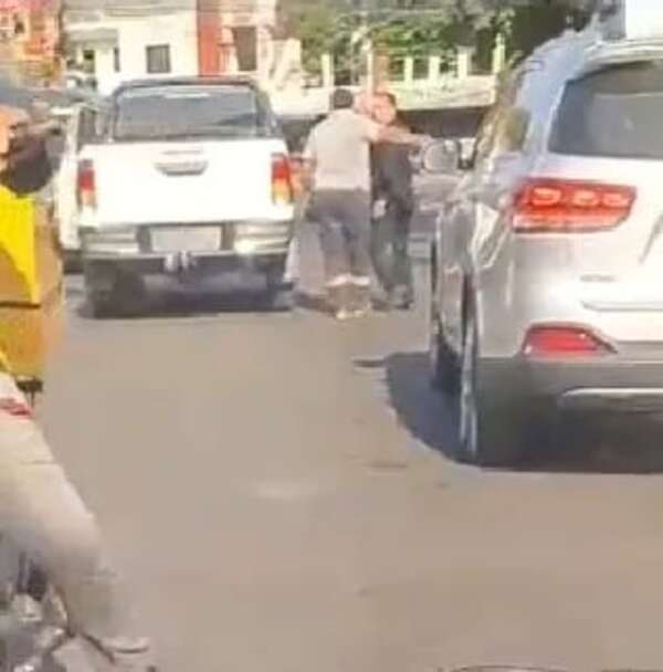 Video: denuncia haber sido golpeado por presuntos agentes del Gobierno a plena luz del día - Nacionales - ABC Color