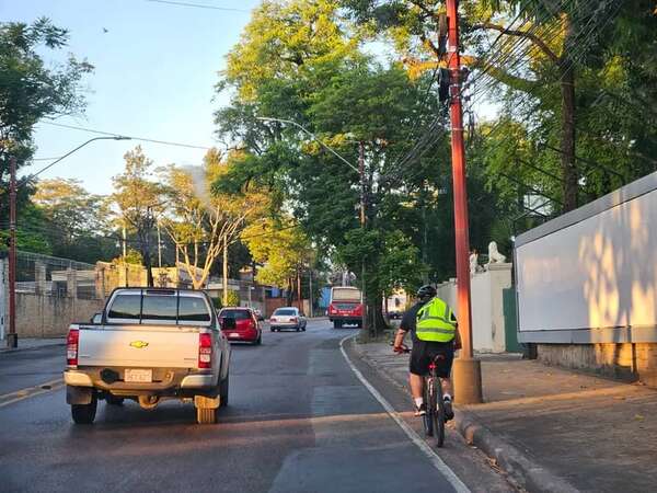 ¿En bici, en el sentido del tráfico o a contramano? La Agencia Nacional de Tránsito resuelve la controversia - Nacionales - ABC Color
