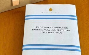 El Gobierno de Javier Milei negocia contrarreloj de cara al debate de la "ley 贸mnibus" - Revista PLUS