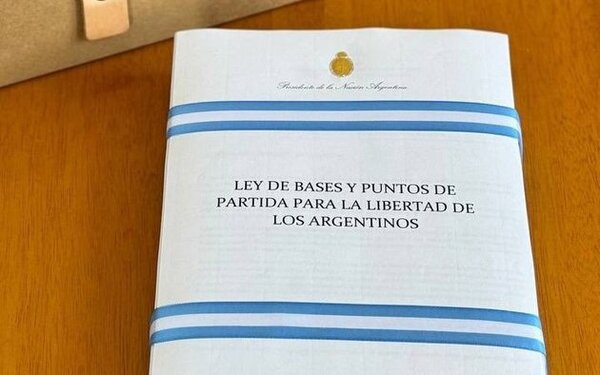 El Gobierno de Javier Milei negocia contrarreloj de cara al debate de la "ley 贸mnibus" - Revista PLUS