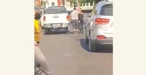 Agresión a trabajador en Lambaré por seguridad del Gobierno
