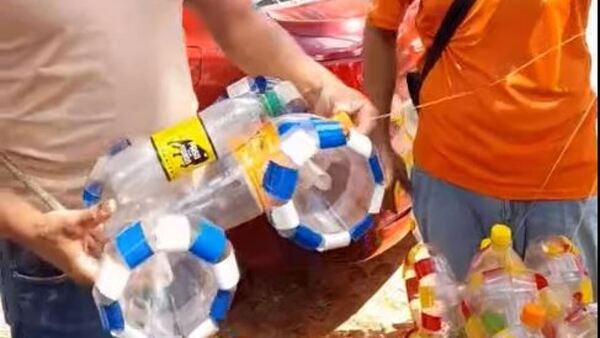 Ingenio paraguayo: viudo hace camiones de botellas de plásticos
