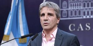 Javier Milei reduce su gabinete y convierte a Luis Caputo en "superministro" de Econom铆a - Revista PLUS