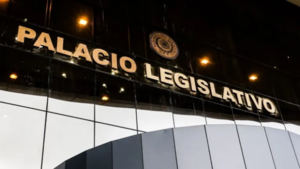 Funcionaria de Diputados cobra más de G. 12 millones por enviar correos electrónicos - Noticiero Paraguay