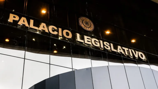 Funcionaria de Diputados cobra más de G. 12 millones por enviar correos electrónicos - Noticiero Paraguay