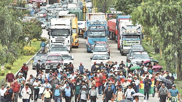 Desabastecimiento crece con bloqueo de evistas en Bolivia