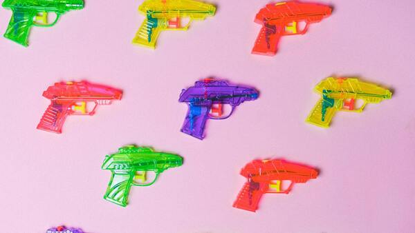 Prohíben las pistolas de agua en el Carnaval de Bahía para prevenir el machismo