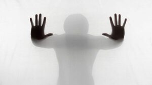 ¿Cerca de ser invisibles? Hallan un material híbrido que serviría para manto de invisibilidad