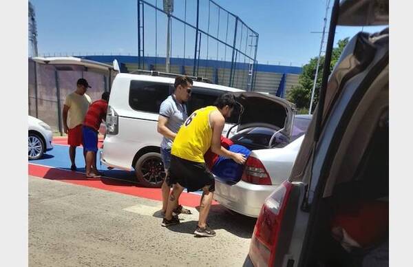 Así retiraron las barras todas sus pertenencias que estaban en el club