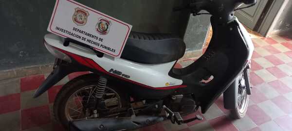 Recuperan motocicleta robada en barrio Centro