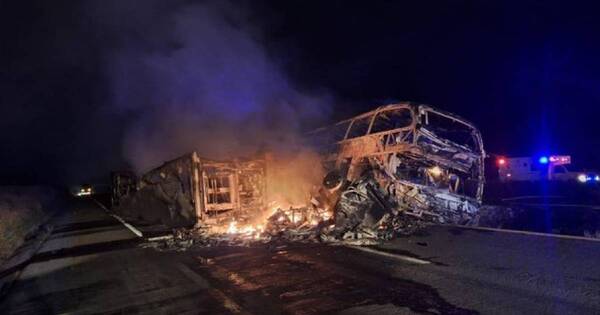 La Nación / México: 19 personas muertos en choque de autobús con tráiler