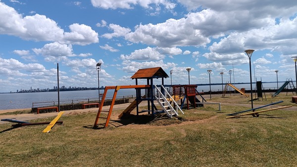 Un parque recreativo renovado espera a los visitantes en la Playa Mboi Ka'e