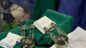 Una adolescente es conectada a corazón artificial a la espera del trasplante