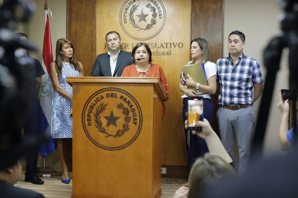 Proyecto 'Hambre Cero' tiene un 'tinte político', asegura Esperanza Martinez