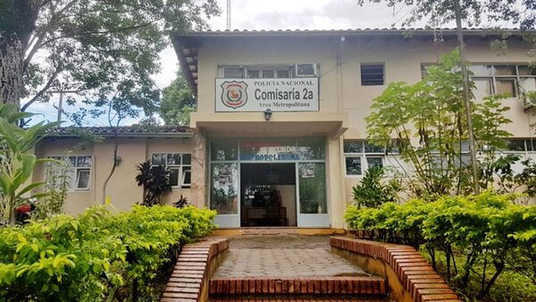 Herido en la celda de comisaría con cuchillo que fue dejado por hinchas