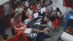 Viral: Clienta tiró dos compus en una imprenta