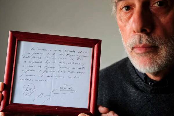 ¡Mi-llo-na-da! Subastarán la servilleta más cara del planeta con la firma de un campeón del mundo a sus 13 años