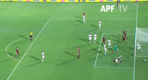 Versus / Así se vio desde el VAR el agónico gol anulado a Nacional ante Olimpia