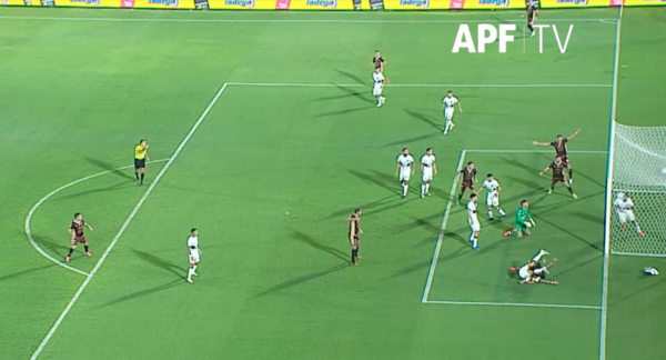 Versus / Así se vio desde el VAR el agónico gol anulado a Nacional ante Olimpia