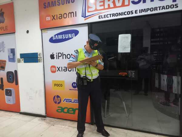 Policía militar brasileño fue asaltado por falsos comerciantes en shopping Vendôme - La Clave