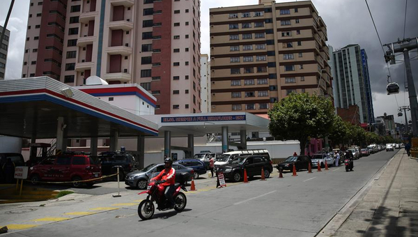 Bloqueos de rutas por «evistas» generan escasez de combustible en ciudades bolivianas | 1000 Noticias